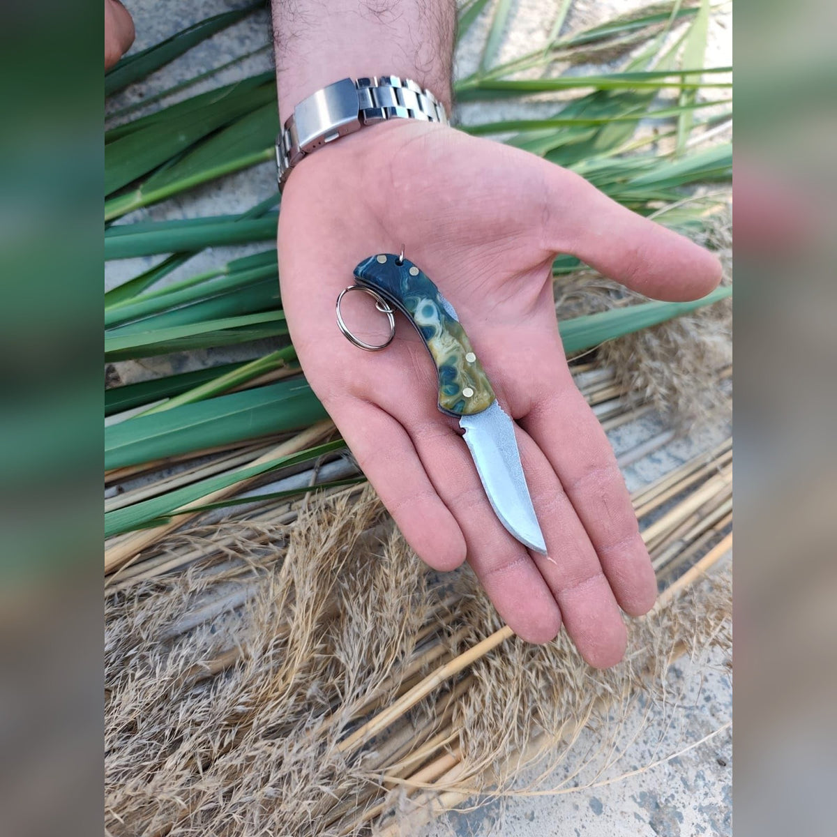 Compact keychain folding knife – open