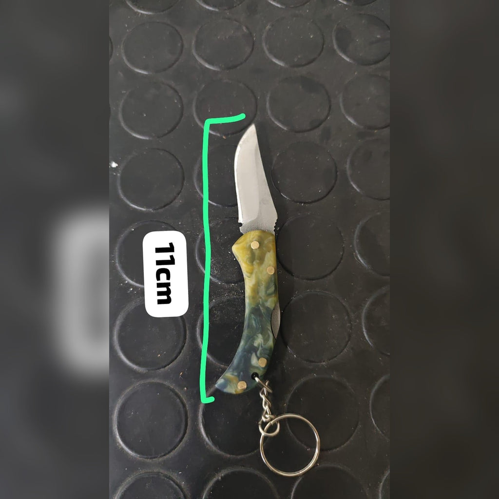 Compact keychain folding knife – size