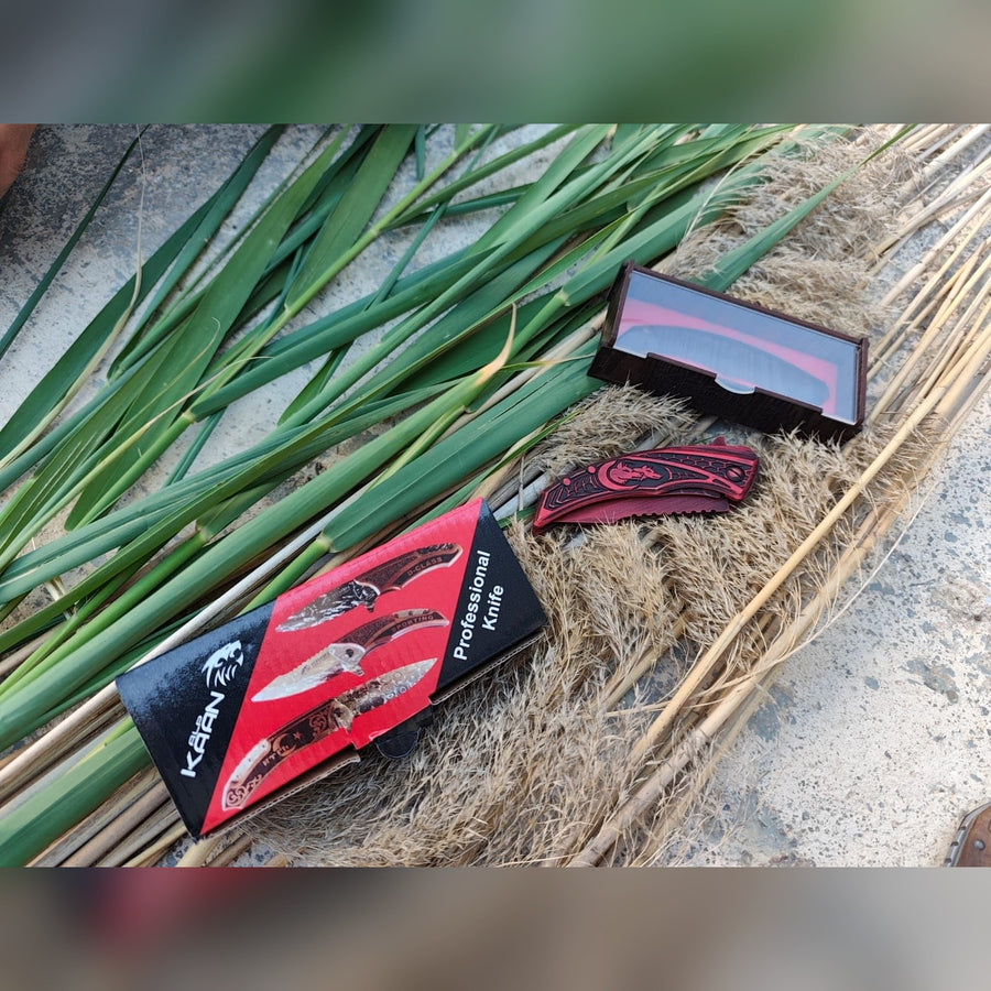 Klapptaschenmesser mit Wolfsgravur – Rot, Detail