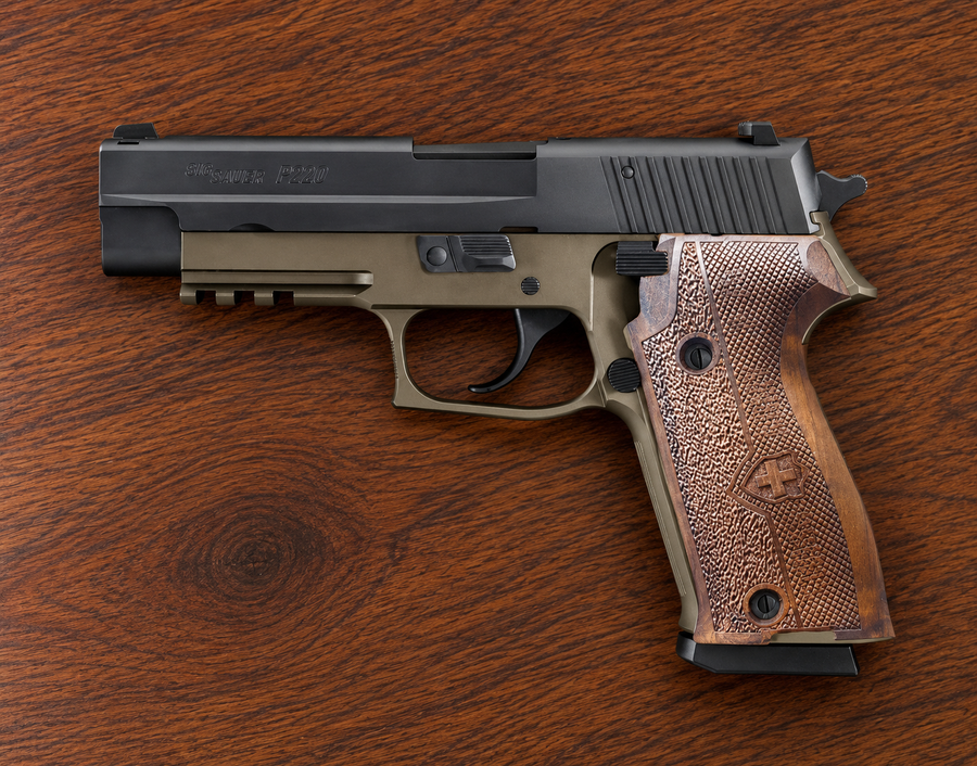 Plaquettes de crosse Sig Sauer P220 en noyer - Écusson plus