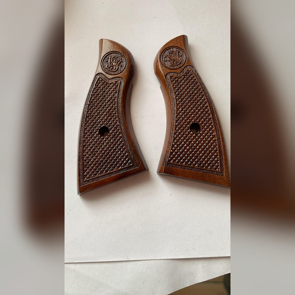 مقابض Smith & Wesson Model 10 بإطار K/L وقاعدة مربعة من خشب الجوز – تخشين شبكي مع شعار S&W محفور