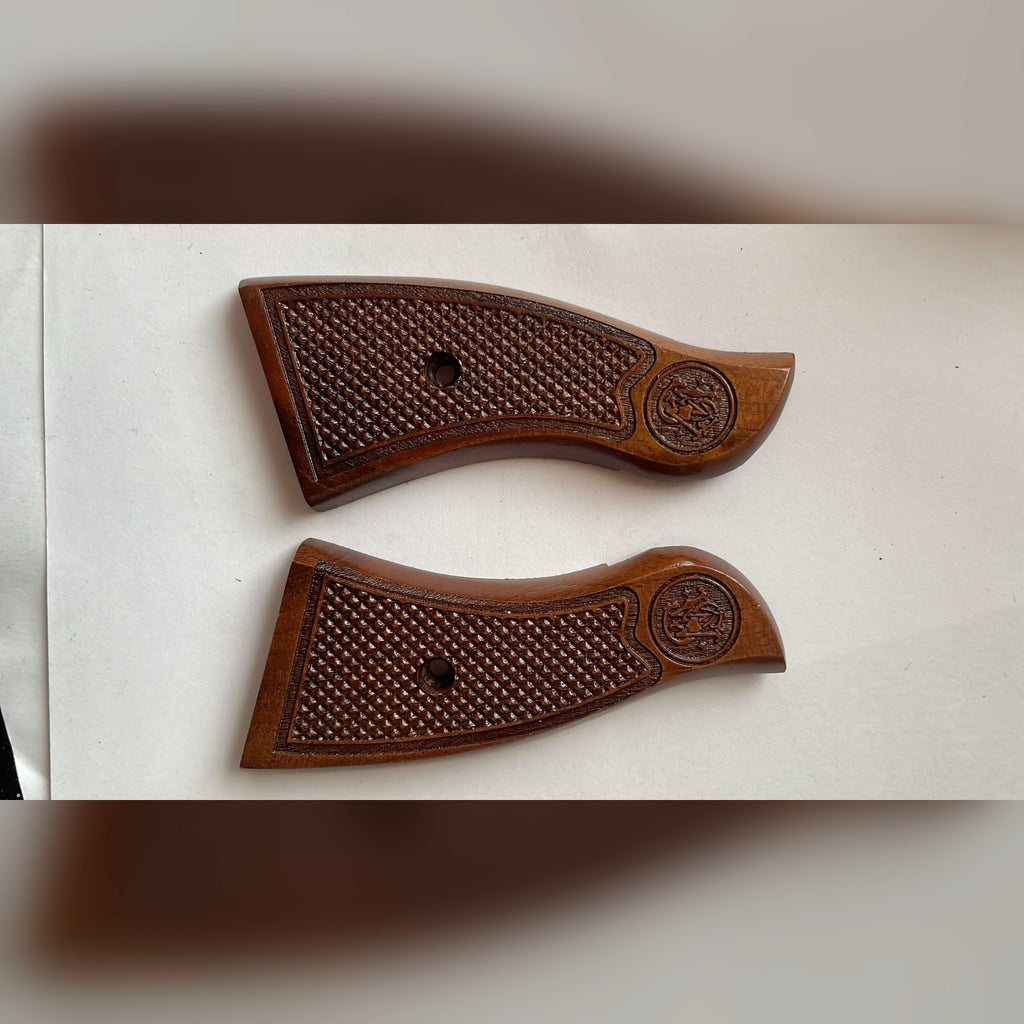S&W K/L Frame Square Butt Griffschalen aus Nussbaum – gefischt mit graviertem Logo, Detail