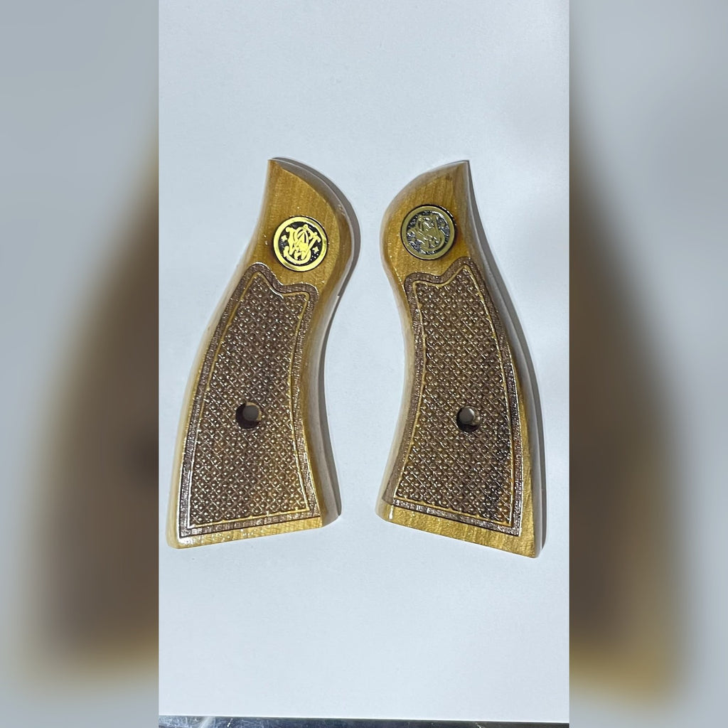 مقابض Smith & Wesson Model 10 بإطار K/L وقاعدة مربعة من خشب الجوز – تخشين شبكي مع ميدالية S&W معدنية