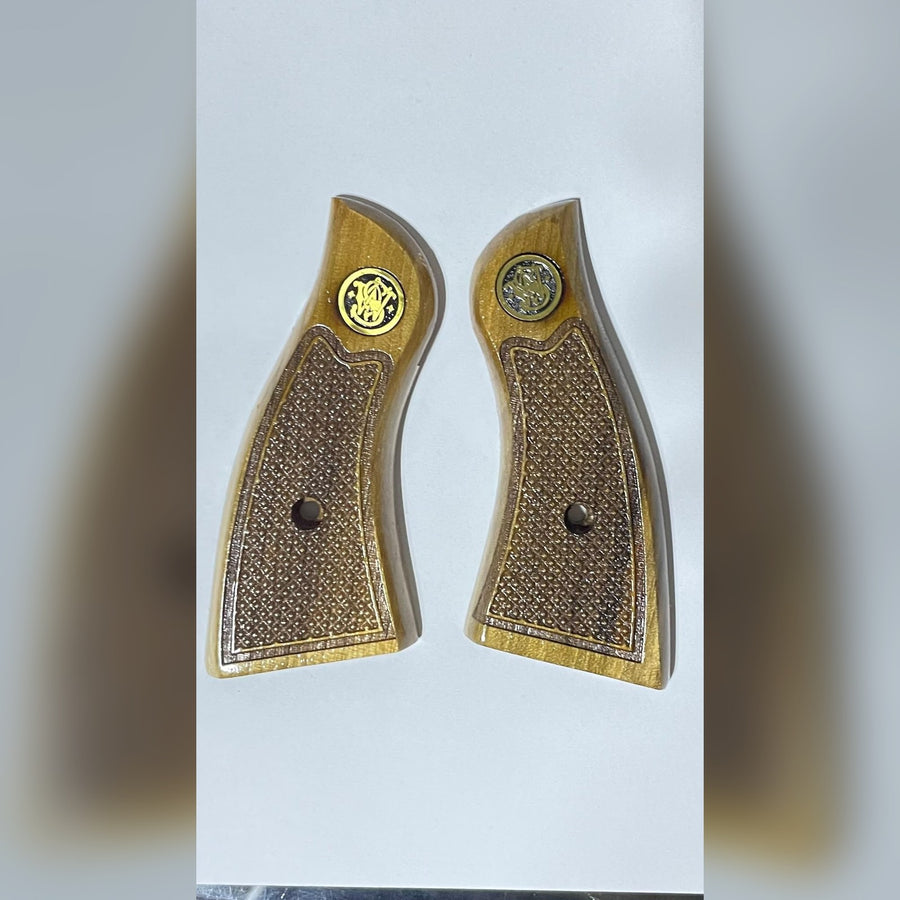 مقابض Smith & Wesson Model 10 بإطار K/L وقاعدة مربعة من خشب الجوز – تخشين شبكي مع ميدالية S&W معدنية