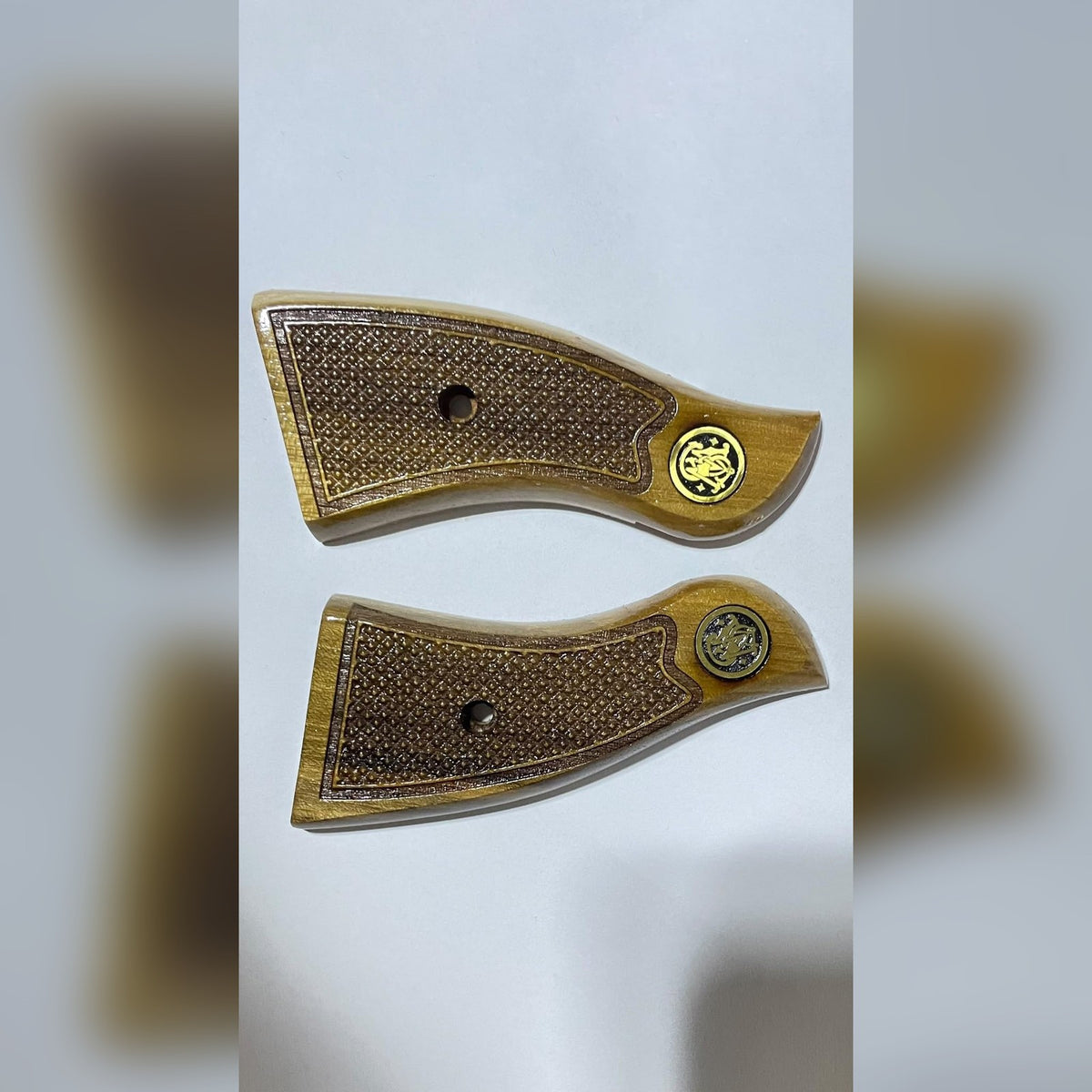 Plaquettes de crosse S&W carcasse K/L crosse carrée en noyer avec médaillon en métal – détail